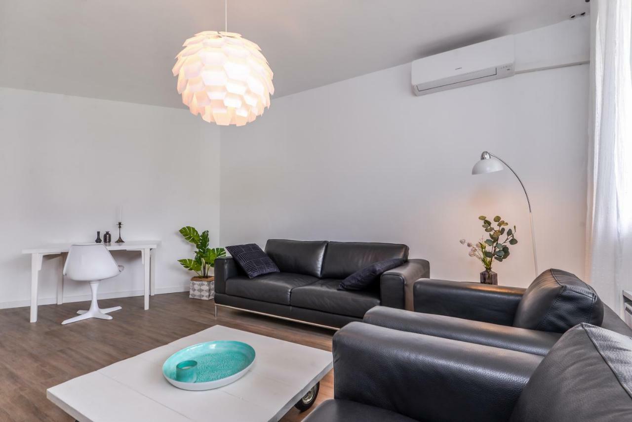 66 Apartment - Stylish Two Bedroom In Lozenets District By Flat Mаnager Sofia Exterior foto